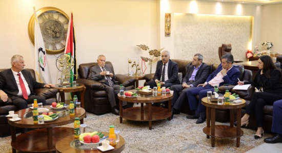 Palestine Polytechnic University (PPU) - وزير الصناعة يزور جامعة بوليتكنك فلسطين ويطّلع على مركز الابتكار ومركز فحوصات الحجر والمواد الانشائية