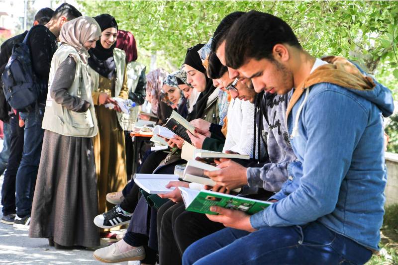 Palestine Polytechnic University (PPU) - جامعه بوليتكنك فلسطين تقوم بتنظيم أطول سلسله قراءة بعنوان مبادرة "فينا نغير"