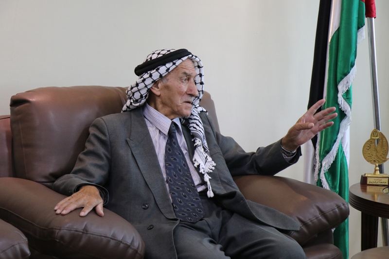 Palestine Polytechnic University (PPU) - خريج الثانوية العامة الحاج عبد القادر أبو عجمية يزور جامعه بوليتكنك فلسطين ويتعرف على  برامجها الأكاديمية