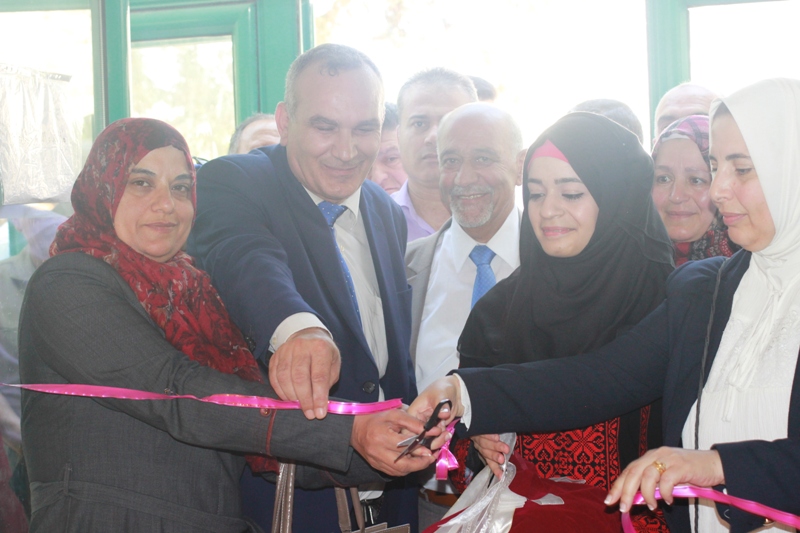 Palestine Polytechnic University (PPU) - مبادرة ريادية تخط سطورها كلية المهن التطبيقية في جامعة بوليتكنيك فلسطين " افتتاح معرض ايقاع ريشتي للطالبة تحرير عابدين"