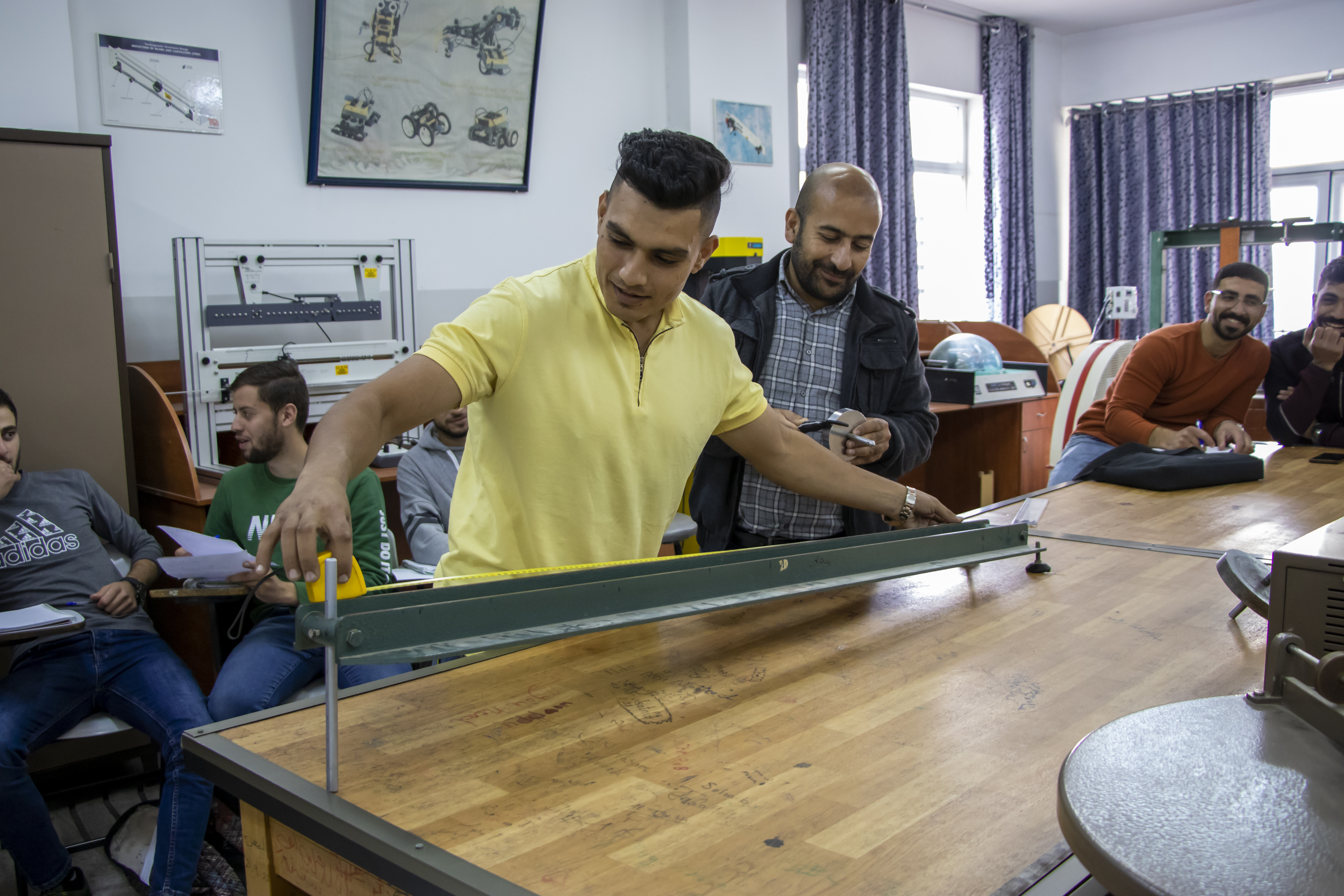 
<span>مختبر الميكانيكا التطبيقية</span>
