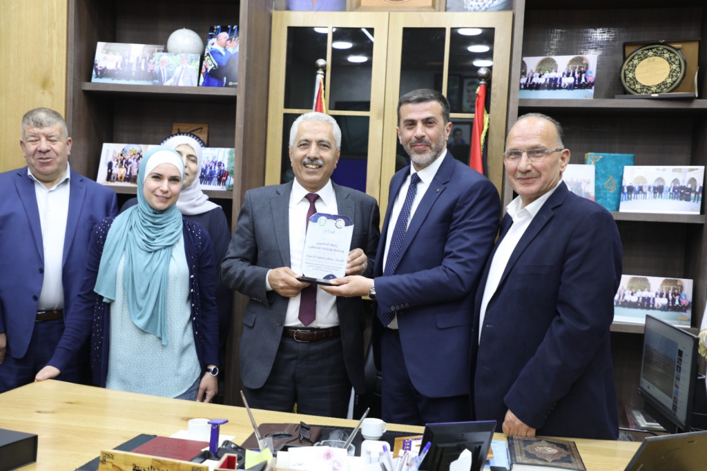 Palestine Polytechnic University (PPU) - وفد من جامعة بوليتكنك فلسطين يزور مدرسة الحسين بن علي الثانوية في الخليل لتعزيز التعاون بين التعليم العالي والمدرسي