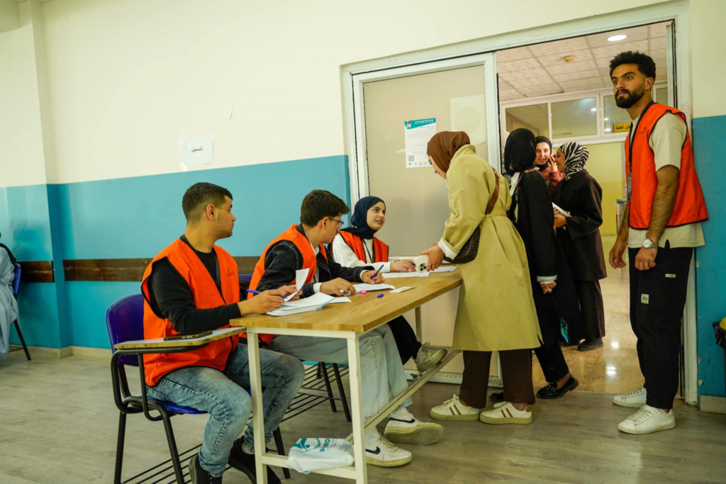 Palestine Polytechnic University (PPU) - طُلّابُ جامِعَةِ بوليتكنكِ فِلَسْطينَ يُشارِكونَ في مُحاكاةٍ انتخابيَّةٍ ضِمْنَ مَشْروعِ رُوّادِ المُشارَكَةِ – سُفَراءِ الانتِخاباتِ الشَّباب