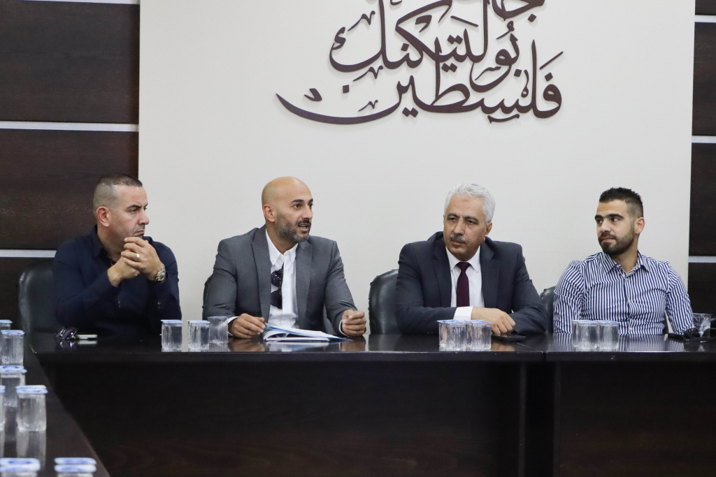 Palestine Polytechnic University (PPU) - للمرة الأولى في الوطن جامعة بوليتكنك فلسطين واتحاد الصناعات الإنشائية يختتمان دورة "مشغل مضخة باطون" بتدريب عملي في ساحة الجامعة
