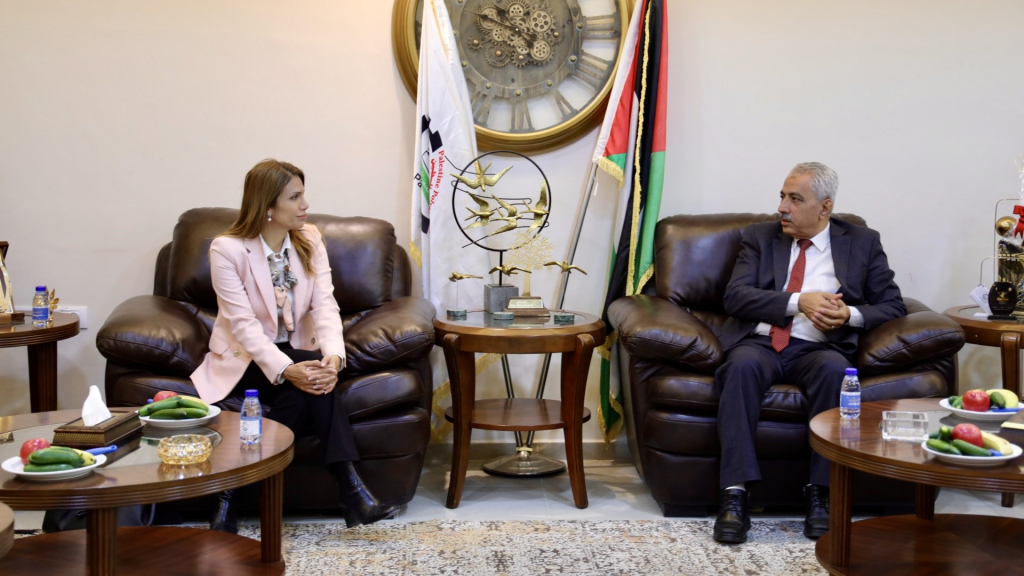 Palestine Polytechnic University (PPU) - خبرات ملهمة في رحاب الثنائية… الدكتورة دلال عريقات تقود ورشة التفاوض في عالم الأعمال والريادة