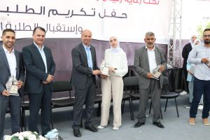 تكريم طلبة كلية الهندسة المتفوقين في الفصل الثاني 2021.2022 من قبل عمادة شؤون الطلبة