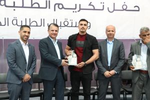 تكريم طلبة كلية الهندسة المتفوقين في الفصل الثاني 2021.2022 من قبل عمادة شؤون الطلبة