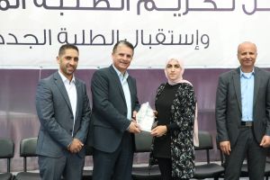 تكريم طلبة كلية الهندسة المتفوقين في الفصل الثاني 2021.2022 من قبل عمادة شؤون الطلبة