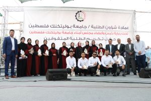 تكريم طلبة كلية الهندسة المتفوقين في الفصل الثاني 2021.2022 من قبل عمادة شؤون الطلبة