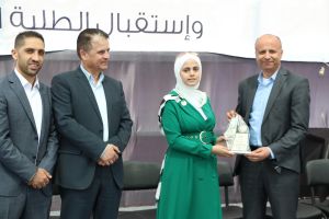 تكريم طلبة كلية الهندسة المتفوقين في الفصل الثاني 2021.2022 من قبل عمادة شؤون الطلبة