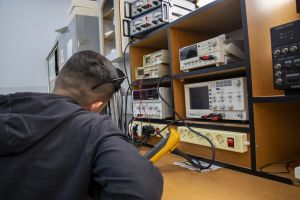 مختبرات دائرة الهندسة الكهربائية 2022