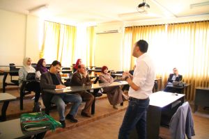 Palestine Polytechnic University (PPU) - اللجنة العلمية في كلية العلوم التطبيقية تعقد محاضرة علمية بعنوان كيف تحمي بياناتك