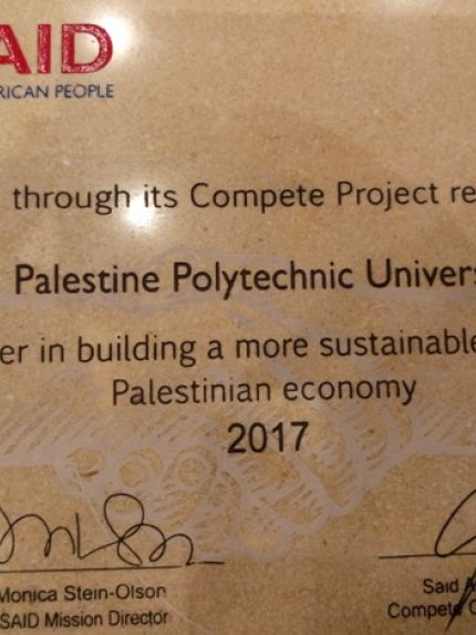 Palestine Polytechnic University (PPU) - الوكالة الأمريكية للتنمية الدولية USAID تمنح جامعة بوليتكنك فلسطين درع الريادة