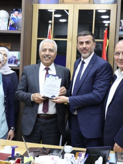 Palestine Polytechnic University (PPU) - وفد من جامعة بوليتكنك فلسطين يزور مدرسة الحسين بن علي الثانوية في الخليل لتعزيز التعاون بين التعليم العالي والمدرسي