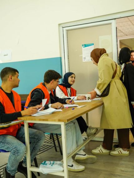 Palestine Polytechnic University (PPU) - طُلّابُ جامِعَةِ بوليتكنكِ فِلَسْطينَ يُشارِكونَ في مُحاكاةٍ انتخابيَّةٍ ضِمْنَ مَشْروعِ رُوّادِ المُشارَكَةِ – سُفَراءِ الانتِخاباتِ الشَّباب