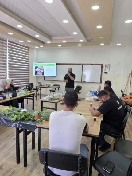 Palestine Polytechnic University (PPU) - جامعة بوليتكنك فلسطين ونادي الزيتونة الزراعي يختتمان دورة "تقنيات تجذير النباتات" لتعزيز التنمية المستدامة ودعم المجتمع الزراعي
