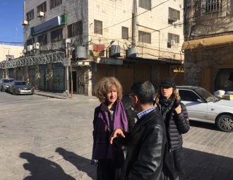 ضيوف الجامعة في زيارة لشارع السهلة والبلدة القديمة