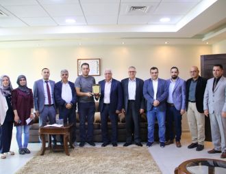 إدارة جامعة بوليتكنك فلسطين تكرم المهندس تامر الأطرش تق…