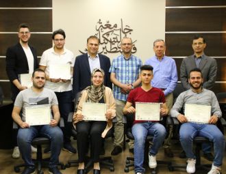 جامعة بوليتكنك فلسطين تكرم الطلبة المشاركين في مشروع ال…